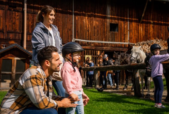 Zuschauen beim Aufsatteln und gerne auch mal Mithelfen