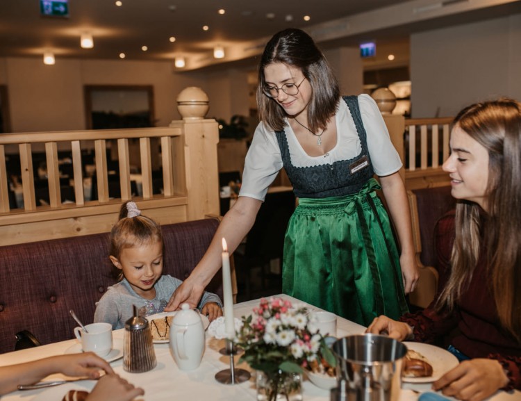 Familie isst am Tisch