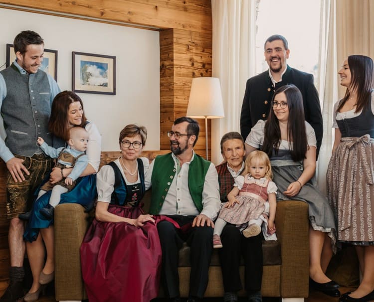 Die Familie Reiter heute - 4 Generationen auf einem Bild © Selina Flasch Photography