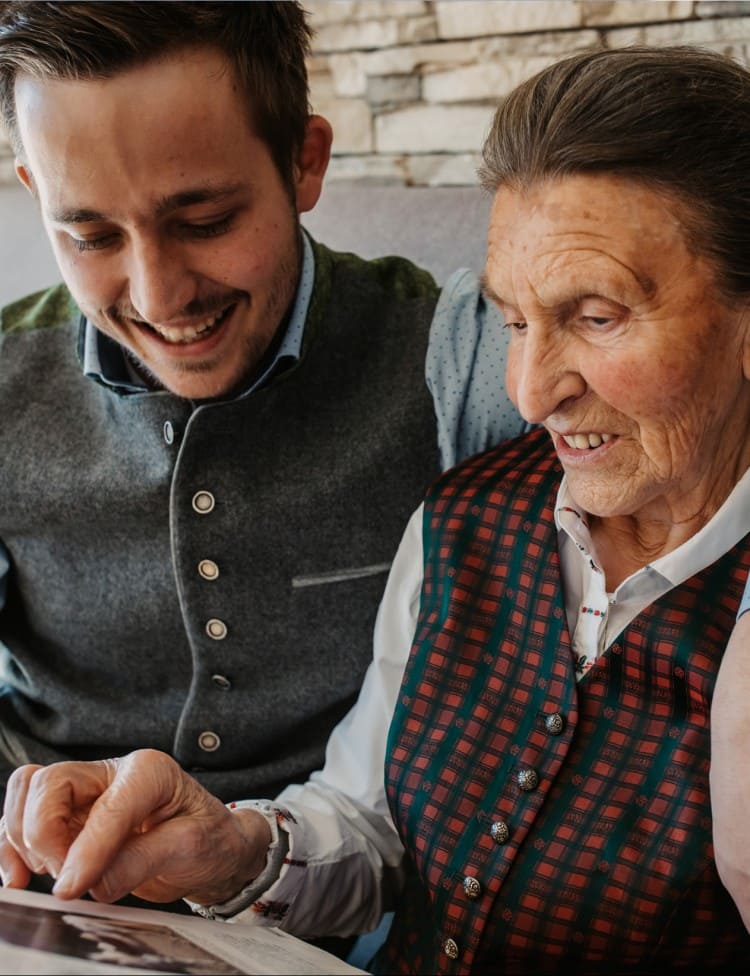 Martin junior und die Oma © Selina Flasch Photography