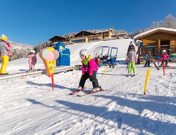 Kinder spielen im Schnee &copy; Klaus Bauer