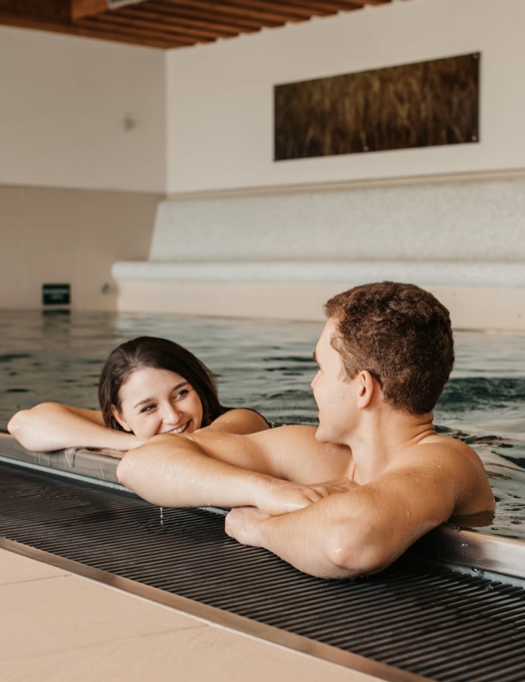 Paar im Schwimmbad &copy; Selina Flasch Photography