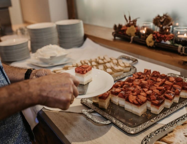  Cake buffet in the afternoon © Selina Flasch Photography