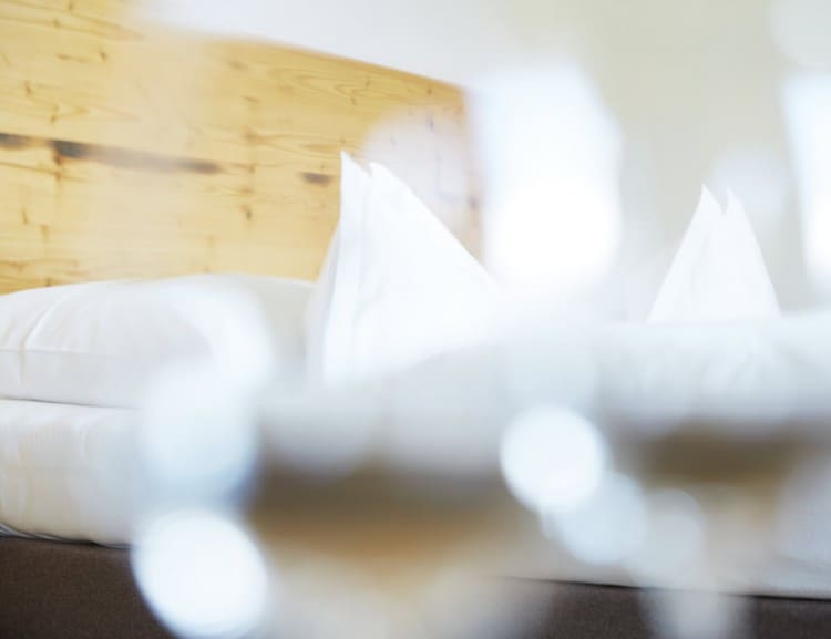 Wine glasses in the room © Roland Wimmer