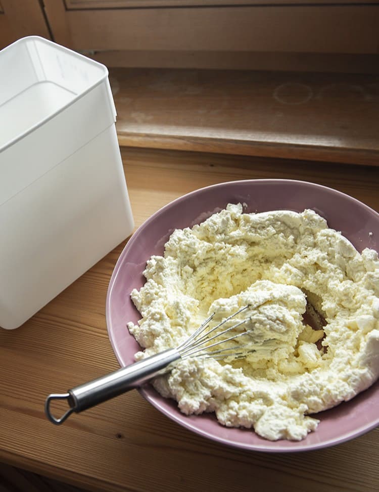  Fresh curd cheese from the Wolflehen farmer in Neuberg © G.A.-Service