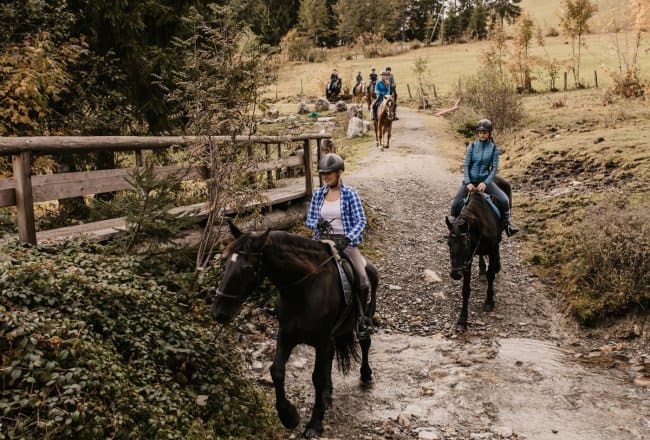 Reiten durch den Bach