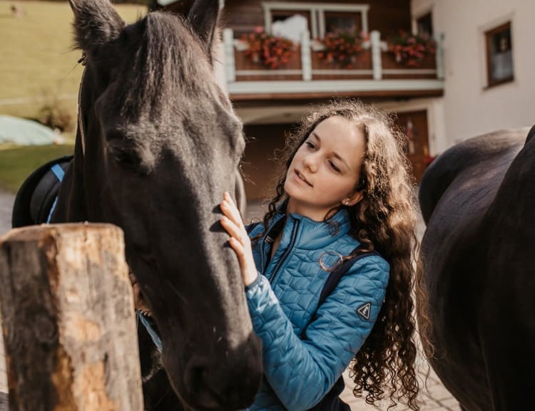 Pferde striegeln, satteln und streicheln © Selina Flasch Photography