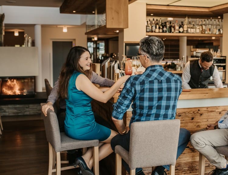 Anstoßen an der Bar