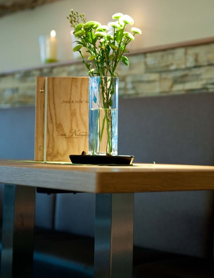 Blumen und liebevoll dekoriert unsere Bartische