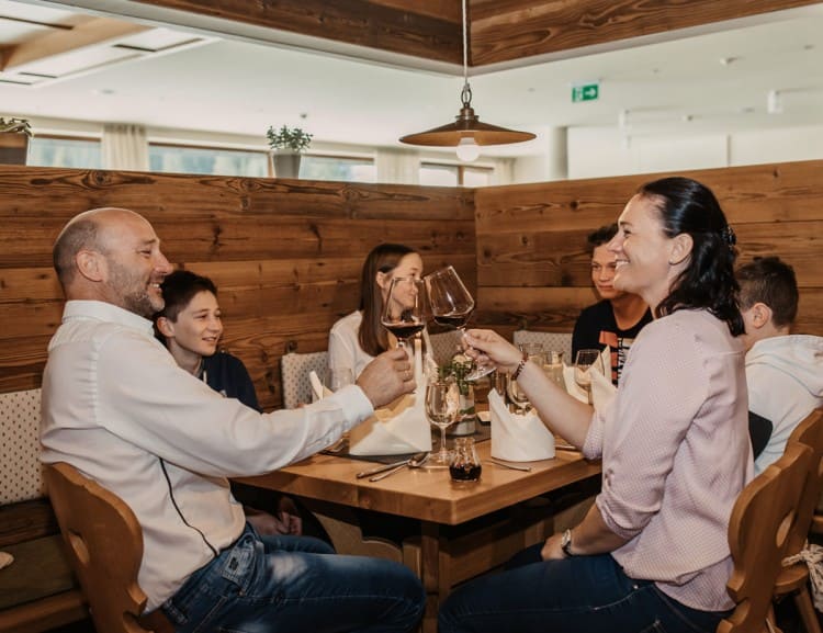 Eat and drink in the wine lounge  © Selina Flasch Photography