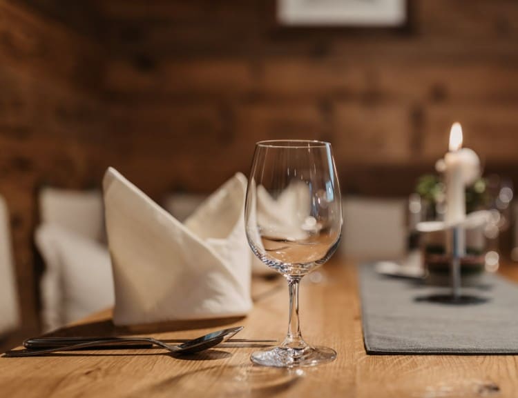 Gedeckter Tisch im urigen Stüberl