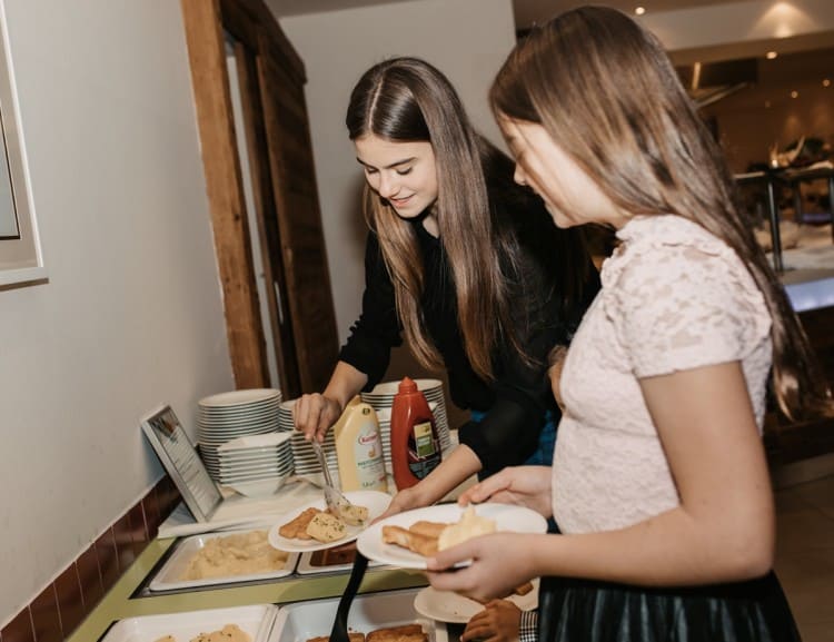 Die Kinder können sich selbst am Kinderbuffet bedienen.