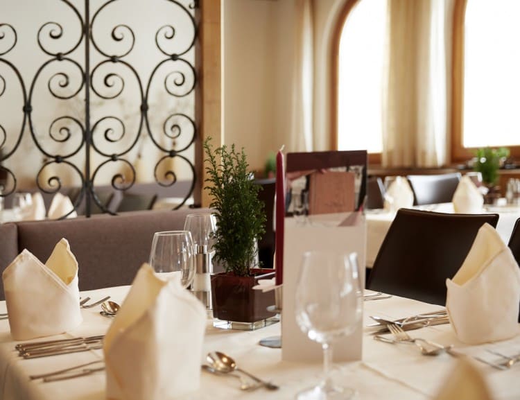  Laid table in the winter garden © Roland Wimmer