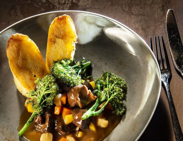 Rehragout mit Semmelknödel