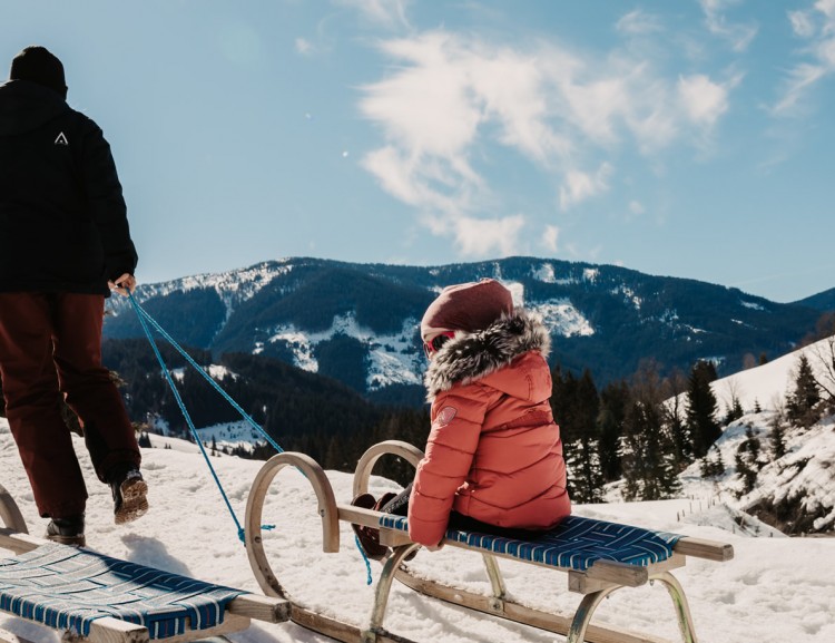 Spazieren und rodeln mit den Kids im Winter direkt am Haus &copy; Selina Flasch Photography