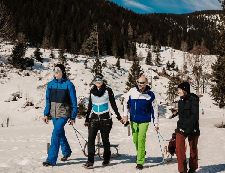 Rodelspaß für die ganze Familie © Selina Flasch Photography