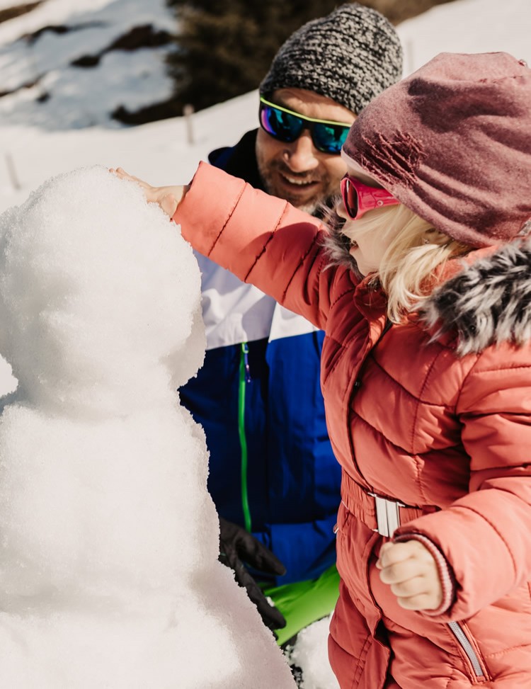 Schneemann bauen am Haus &copy; Selina Flasch Photography