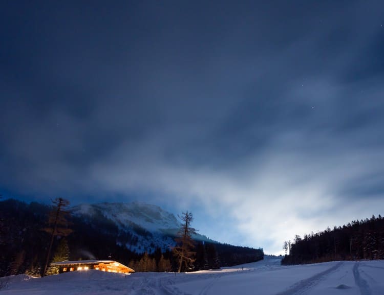 Evening hike to a hut © Coen Weesjes