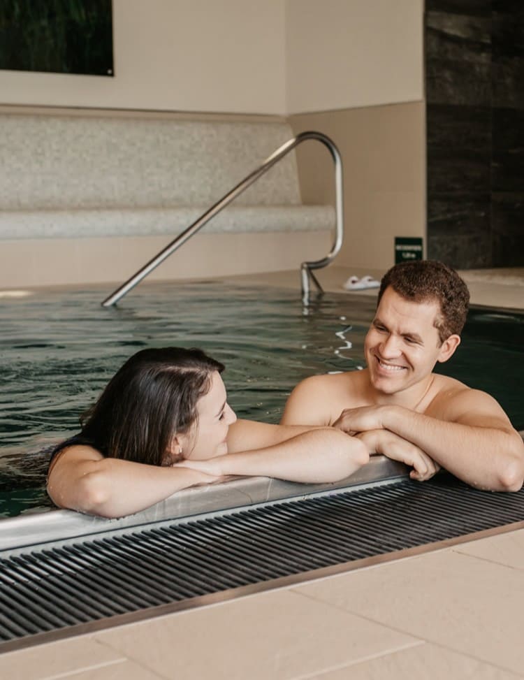 Schwimmen im Hallenbad