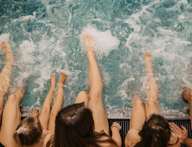 Splashing in the water © Selina Flasch Photography