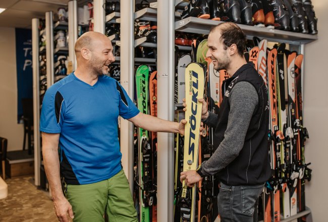 Der Mann leiht einen Ski bei Sport Stefan aus