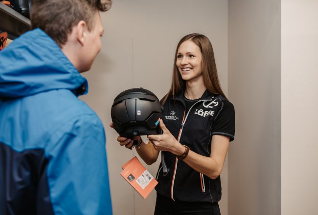 Helm Anprobe im Sportshop direkt im Hotel Neubergerhof in Filzmoos