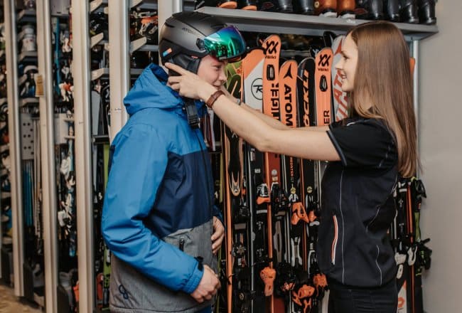 Helm Anprobe im Sportshop direkt im Hotel Neubergerhof in Filzmoos