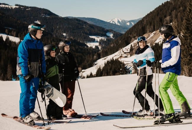 Familie beim Skifahren in Filzmoos