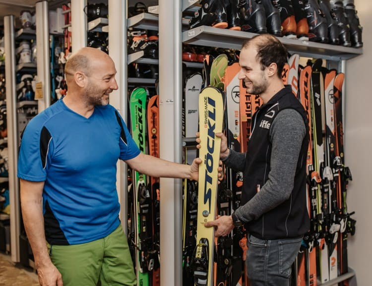 Ausrüstung gibt es bei Sport Stefan direkt im Haus © Selina Flasch Photography