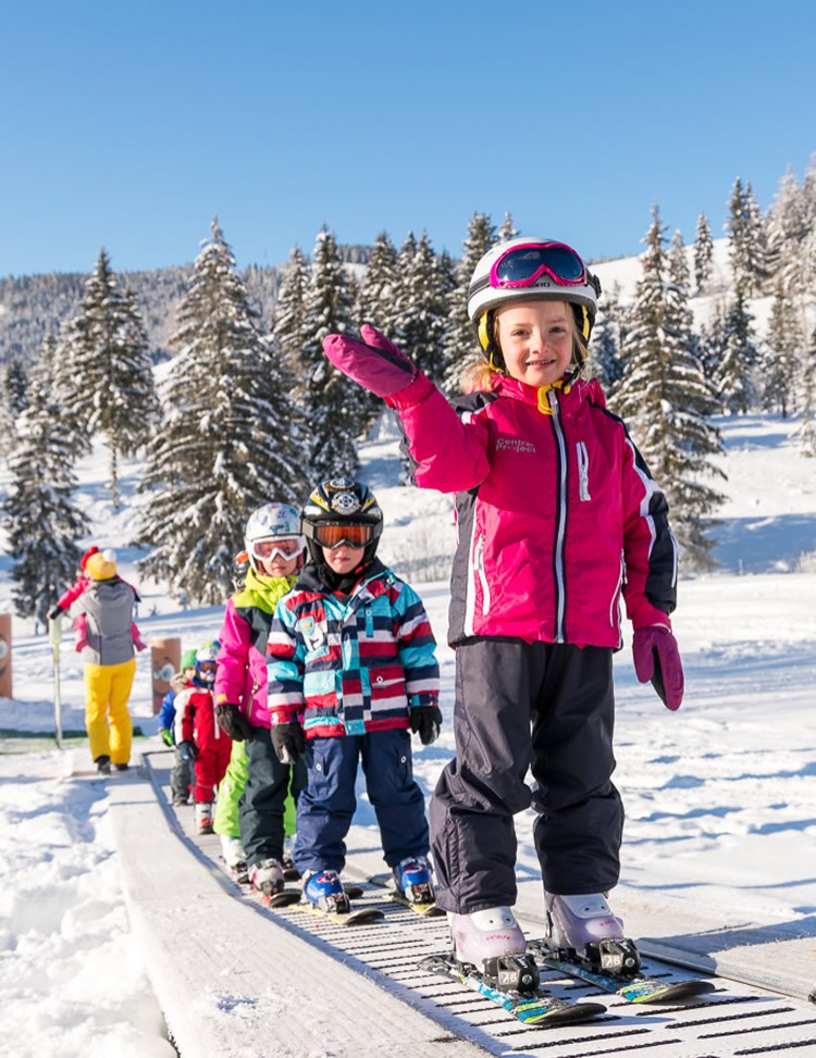 Skikurs f&uuml;r die Kleinsten am Haus &copy; Klaus Bauer