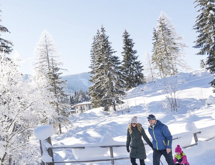 Winterwandern und rodeln mit der Familie © Klaus Bauer