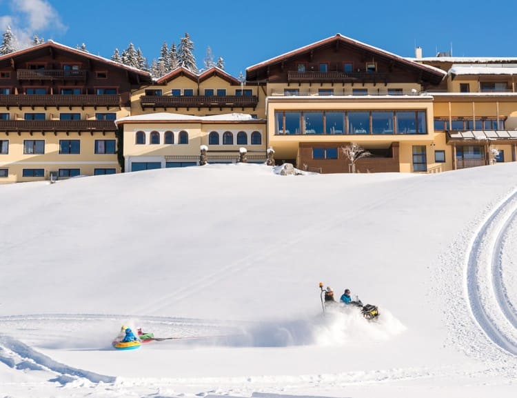 Snowtubing mit dem Quad im Tiefschnee unterhalb des Hauses © Klaus Bauer