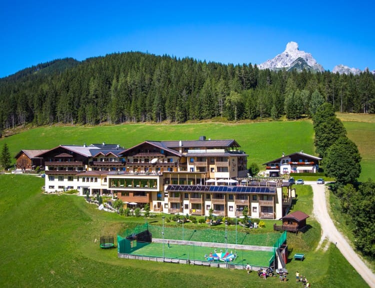 Der Sportplatz unterhalb des Hauses