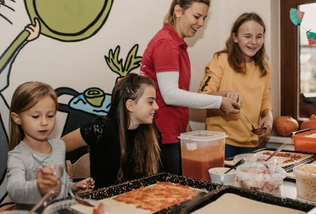 Bake pizza in the kids club