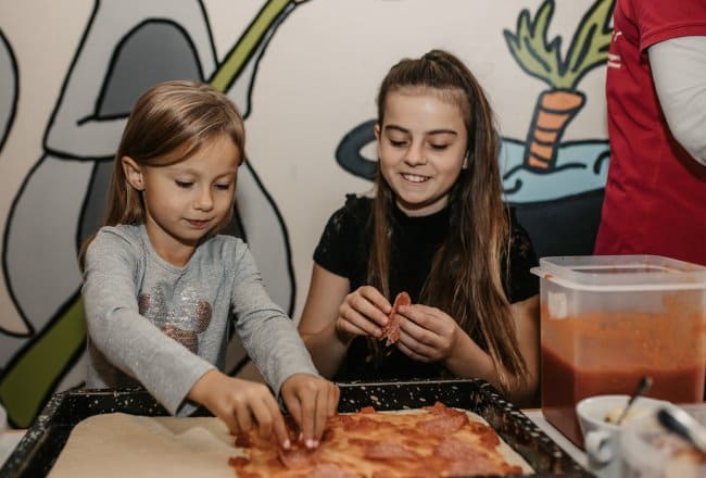 Bake pizza in the kids club