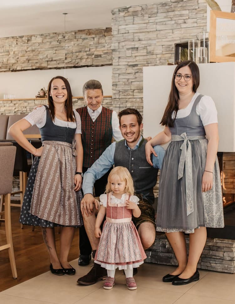 Oma Evi, ihre 3 Enkerl und Urenkerl Sophia