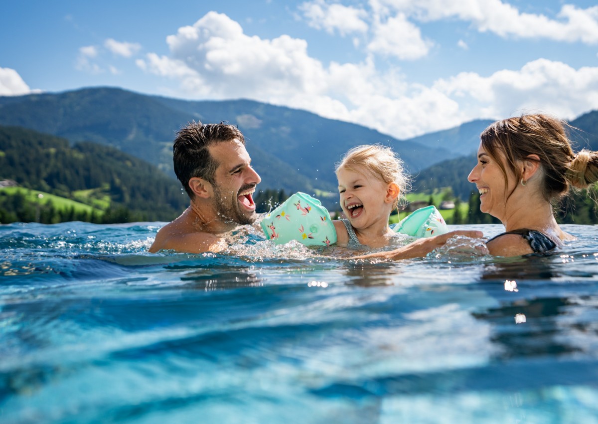 Zwergpony Nelly unterwegs mit den Kindern &copy; Selina Flasch Photography