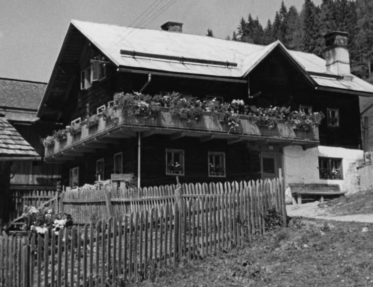 Das alten Bacherlehen mit Stallgebäude im Hintergrund
