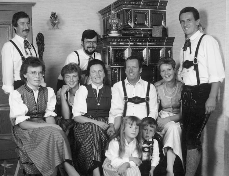 Unsere Großeltern, unsere Eltern mit Partner und die Enkerl Marion und Sepp Reiter jun.