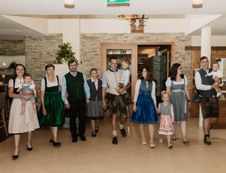 Familie Reiter in der Lobby am Kaminfeuer © Selina Flasch Photography