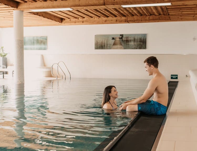  Swimming on holiday for couples in Filzmoos, Salzburger Land © Selina Flasch Photography