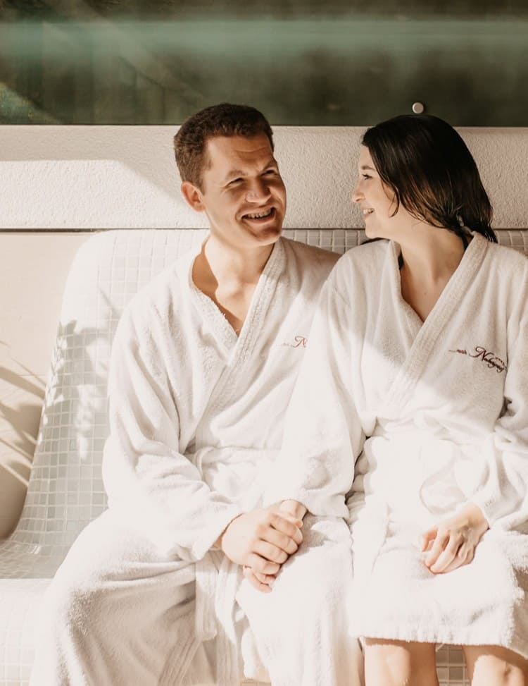  Couple in the swimming pool enjoys time together © Selina Flasch Photography