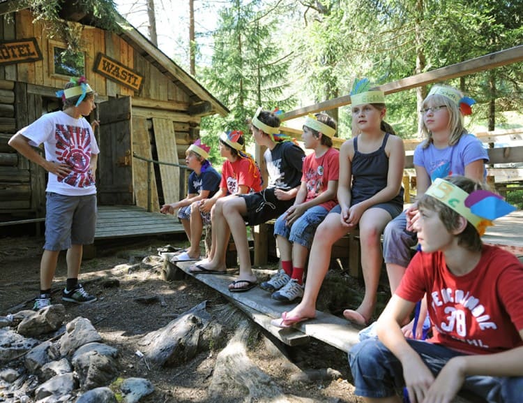 Kinder sitzen rund um das Lagerfeuer © Klaus Bauer