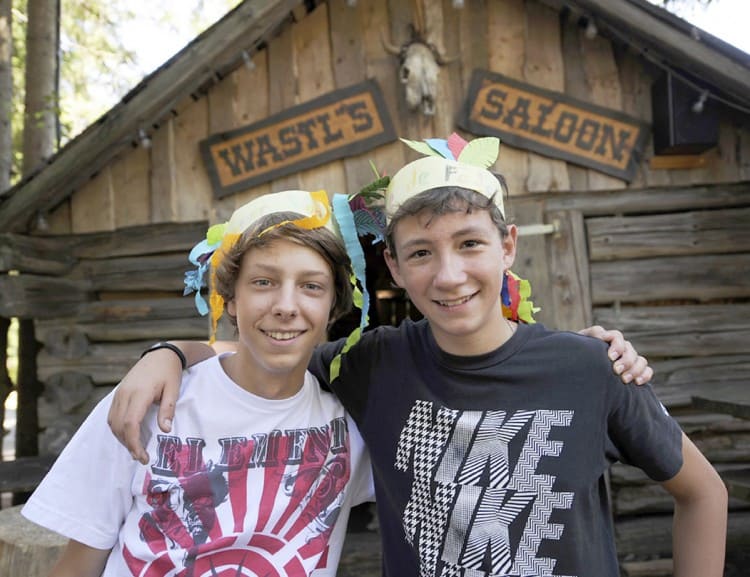 Kinder mit Indianerschmuck © Klaus Bauer