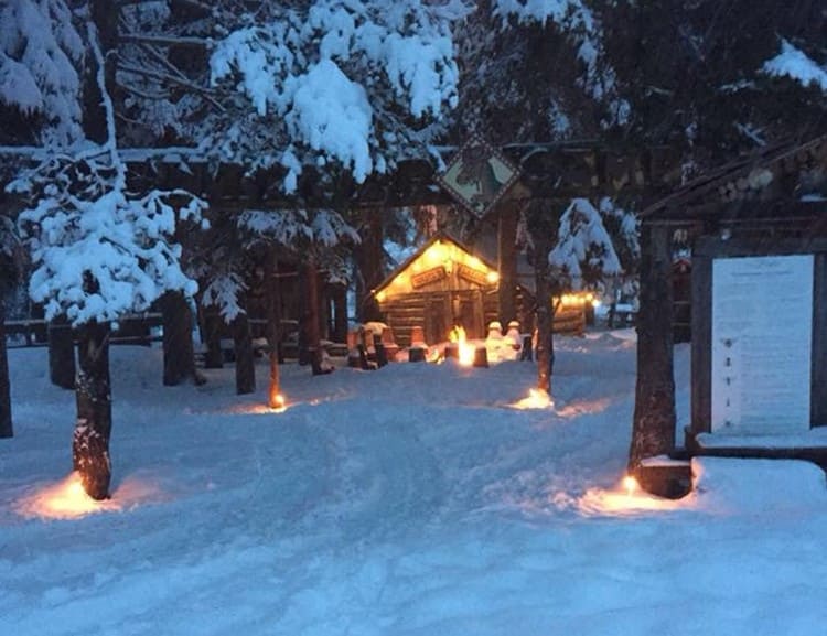 Kleines Hüttendorf im Wald