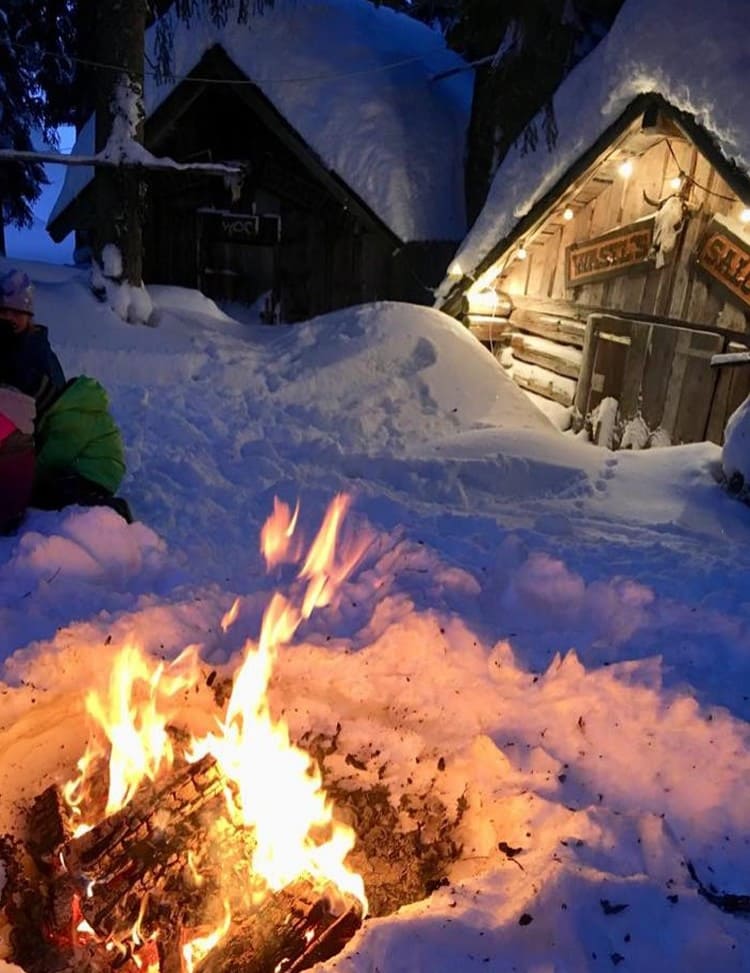 Lagerfeuer im Winterurlaub beim Spaziergang in unser Abenteuercamp