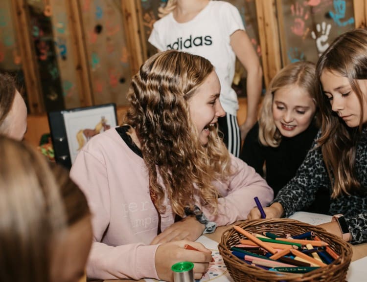 Painting in the kid's club © Selina Flasch Photography