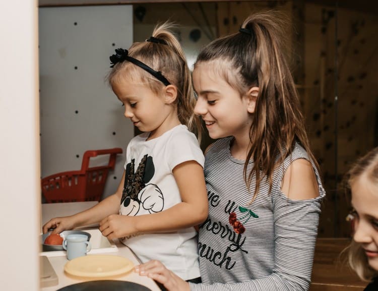  Play in the doll kitchen © Selina Flasch Photography