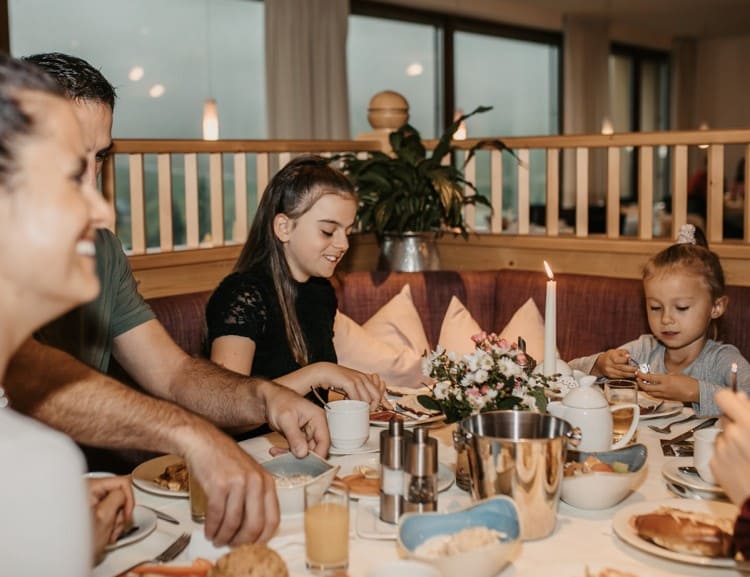 Gemeinsames Abendessen mit der ganzen Familie © Selina Flasch Photography