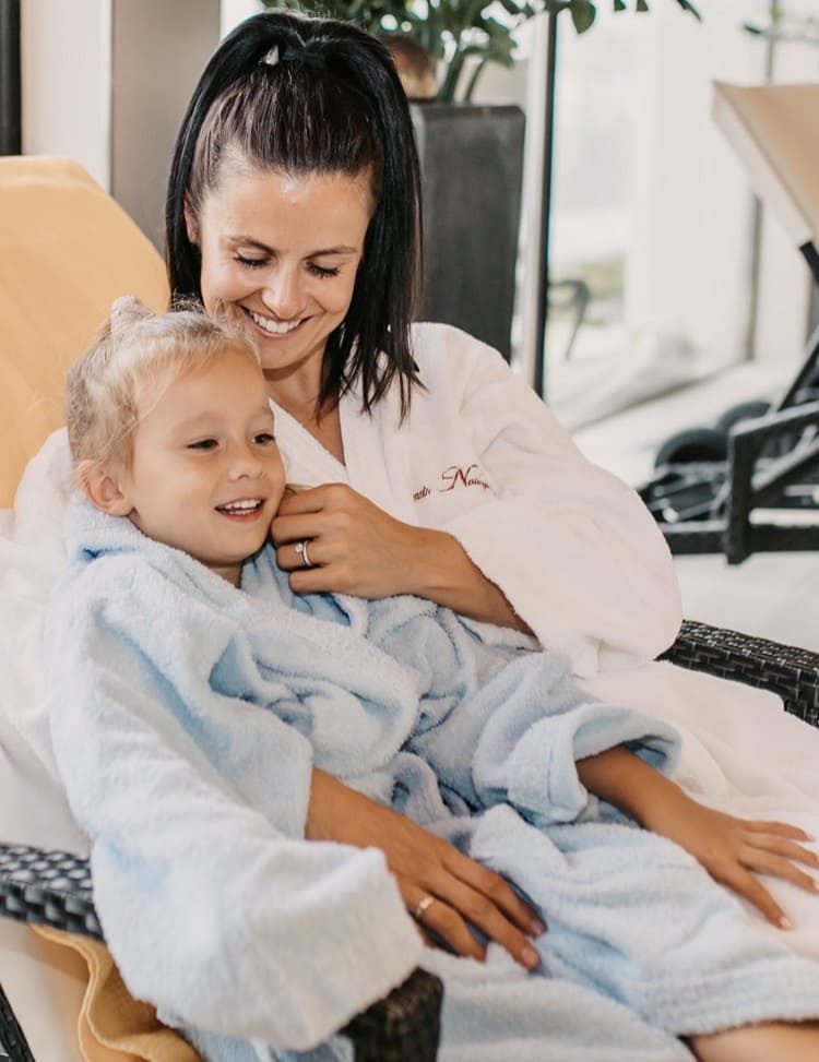 Tochter und Mutter im Bademantel © Selina Flasch Photography